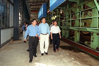2000年9月19日，時任浙江省委書記張德江一行視察公司