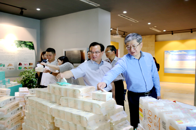 2019年 5月22日，時任浙江省社會組織綜合黨委專職副書記、省民政廳社會組織管理局局長蔡國華蒞臨景興紙業(yè)調研企業(yè)發(fā)展情況和黨建工作