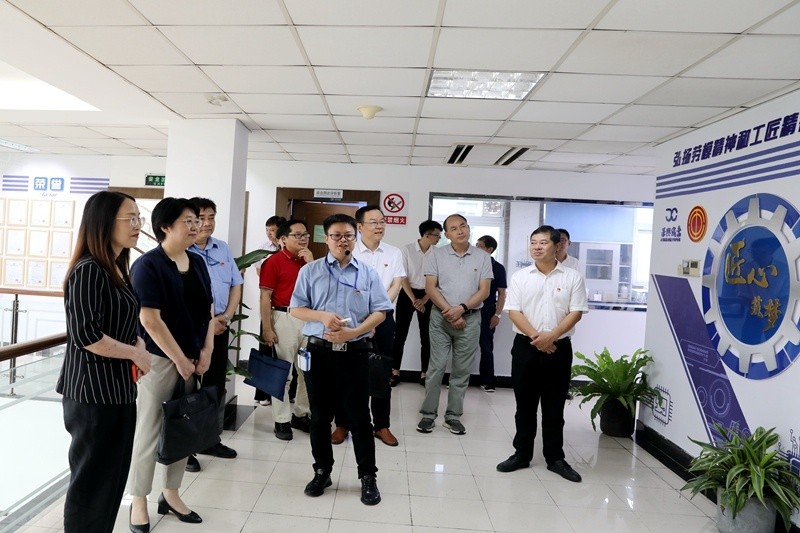 2020年7月14日，時任浙江省總工會黨組成員、副主席張衛(wèi)華一行蒞臨景興紙業(yè)調研推進新時代產業(yè)工人隊伍建設改革工作
