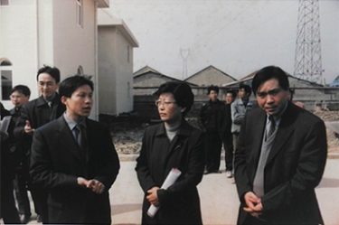 2001年2月20日，時(shí)任國家環(huán)保局副局長汪紀(jì)戎一行視察公司