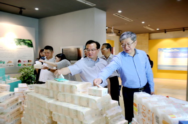2019年 5月22日，時任浙江省社會組織綜合黨委專職副書記、省民政廳社會組織管理局局長蔡國華蒞臨景興紙業(yè)調(diào)研企業(yè)發(fā)展情況和黨建工作